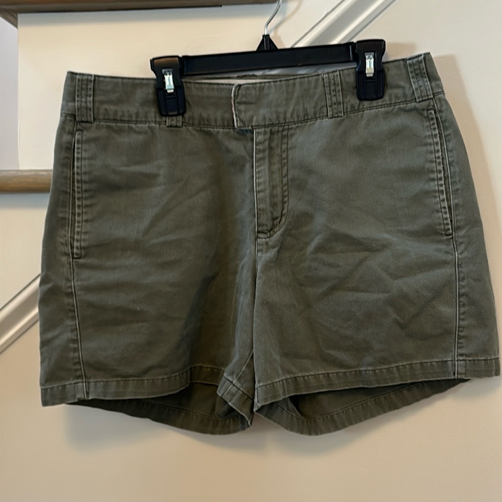 Columbia Green Outdoor Chino Shorts women’s size 10